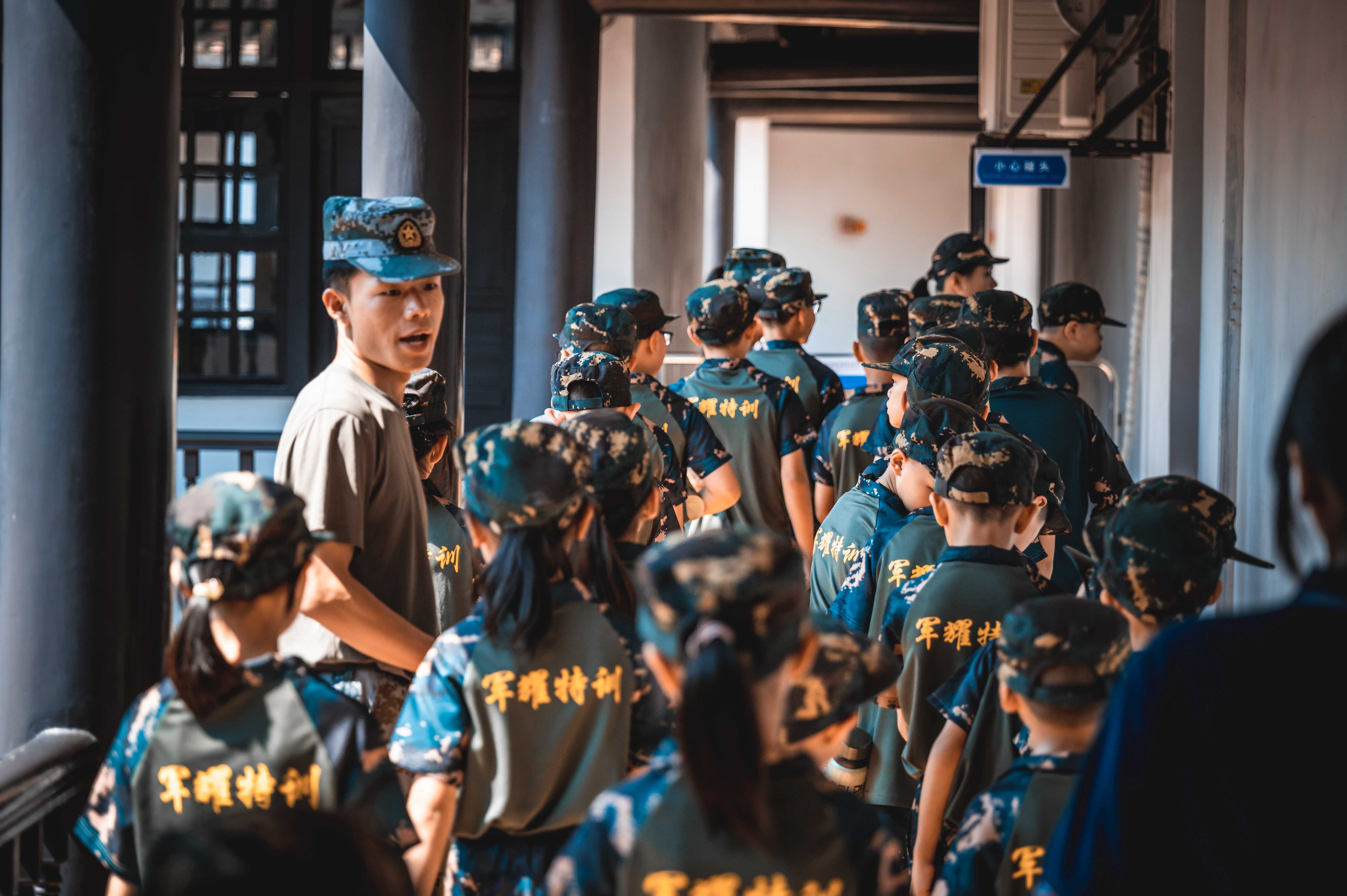 学生军事化夏令营品牌推荐，广州市28天学生黄埔军事化夏令营特训案例