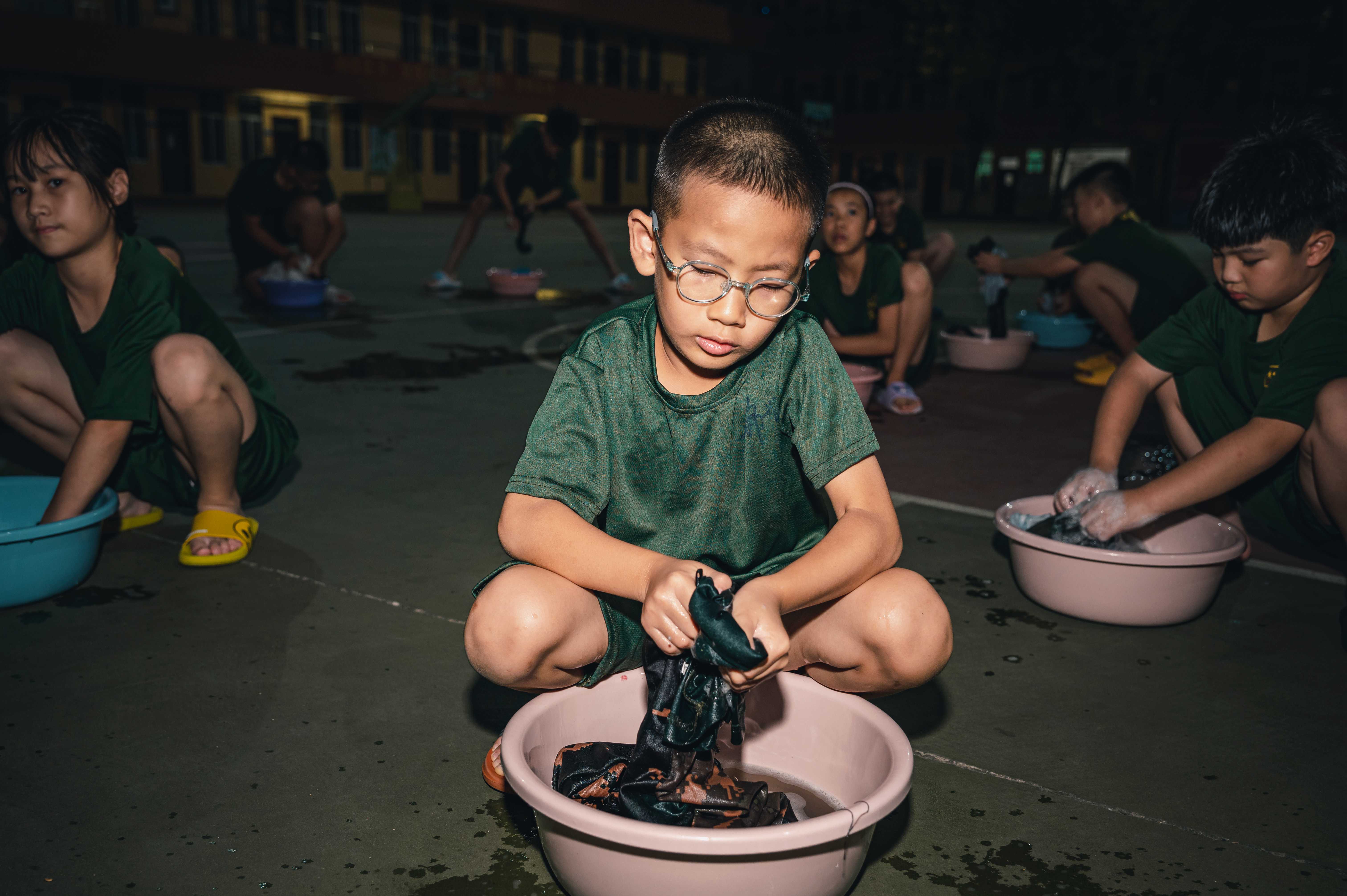 青少年军事化夏令营江门市，江门市7岁青少年黄埔军事化暑假夏令营训练案例