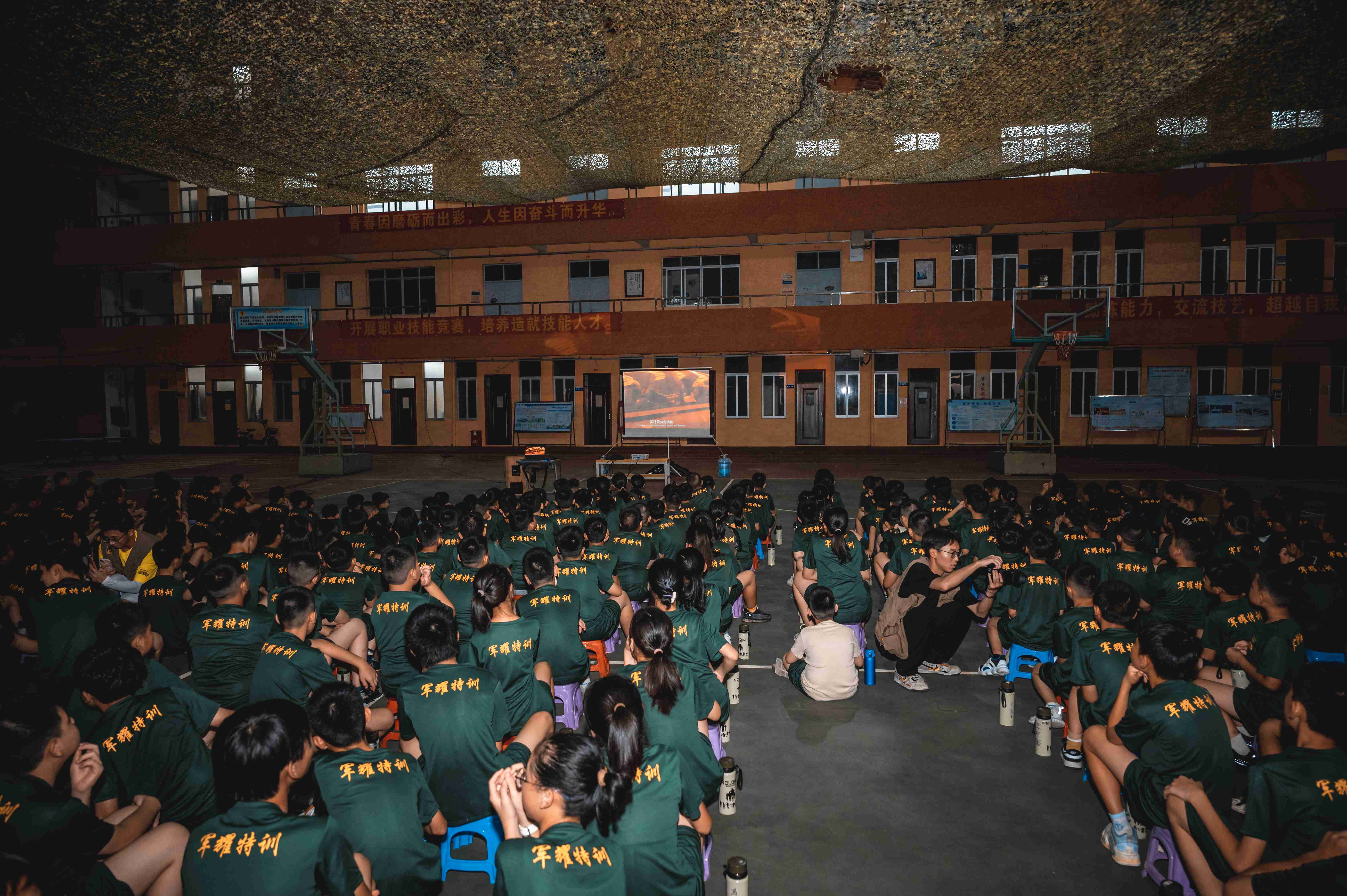 江门市军事夏令营营地报名，江门市12岁学生军事暑假夏令营研学拓展案例